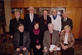 Grupė žinyno rengėjų. Sėdi (iš kairės): dr. V. Bagdonavičius, D. Valentukevičienė, akad. Z. Zinkevičius, V. Budrikienė; stovi: V. Kaltenis, dr. A. Matulevičius, V. Gocentas, A. Žemaitaitis, A. Račis. 2010 m. Grupė žinyno rengėjų. Sėdi (iš kairės): dr. V. Bagdonavičius, D. Valentukevičienė, akad. Z. Zinkevičius, V. Budrikienė; stovi: V. Kaltenis, dr. A. Matulevičius, V. Gocentas, A. Žemaitaitis, A. Račis. 2010 m.